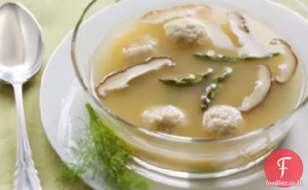 Zuppa di pollo con asparagi e shiitakes, servita con palline di Matzoh al finocchio arrosto