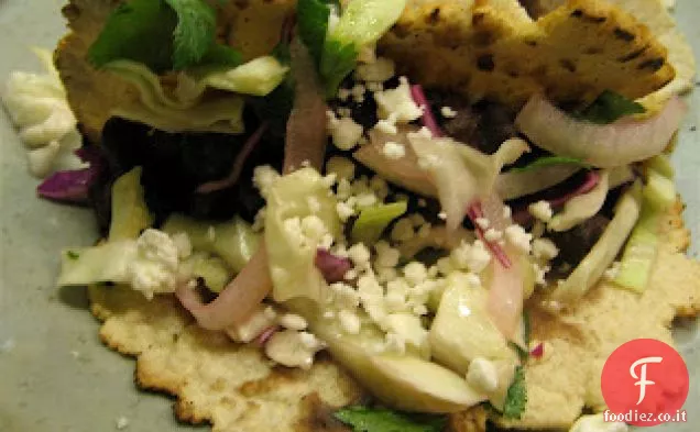 Tacos di fagioli neri croccanti con feta e cavolo Slaw