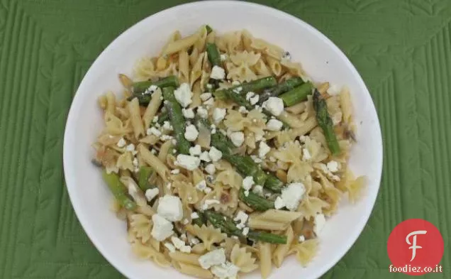 Capelli d'angelo con asparagi e pomodori