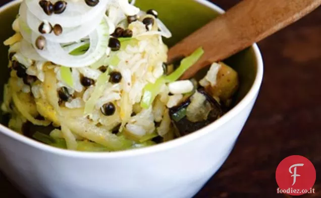 Insalata sana di riso integrale e semi di canapa
