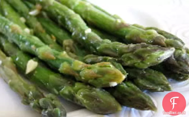 Asparagi all'aglio saltati