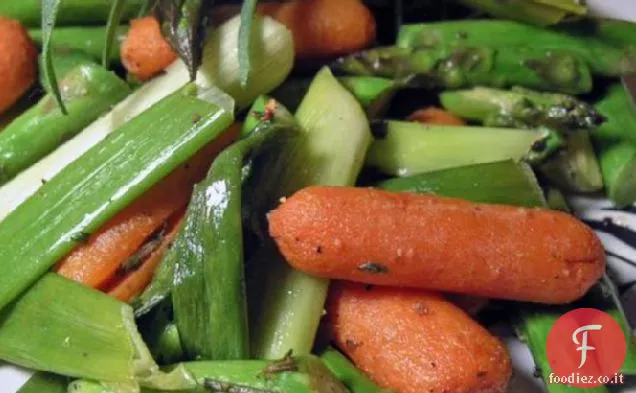 Asparagi arrostiti, carote e scalogno