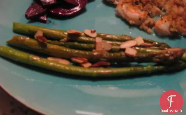 Asparagi arrostiti cosparsi di Feta, olio d'oliva e aneto