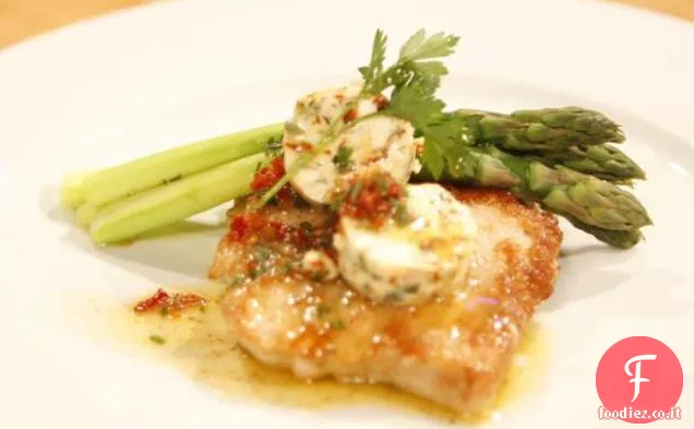 Paillards di maiale alle erbe con burro di pomodoro secco e asparagi