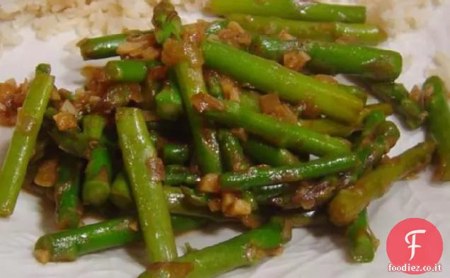 Asparagi saltati in padella con aglio e scalogno in olio di peperoncino