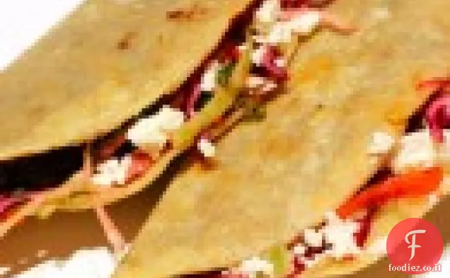 Tacos di fagioli neri croccanti con feta e cavolo Slaw