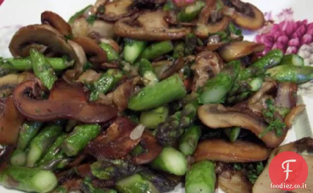 Mescolare asparagi fritti con funghi