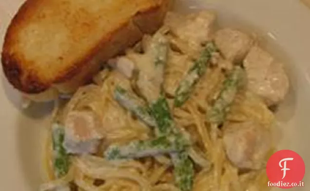 Fettuccine di pollo e asparagi