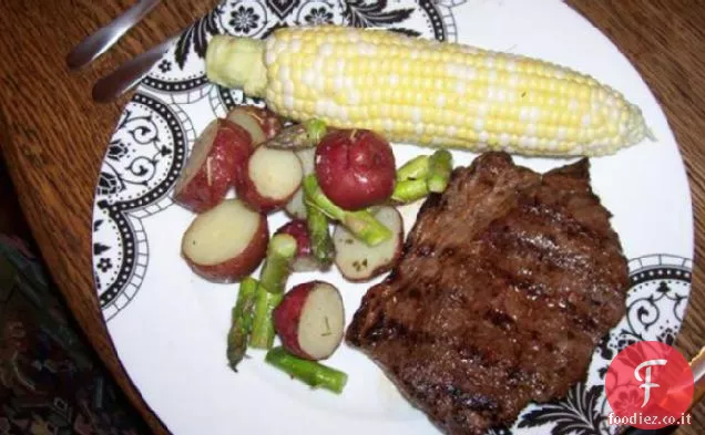 Striscia di fianco BBQ con verdure arrostite e mais
