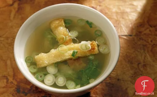 Zuppa di Miso con Tofu Invecchiato croccante, cavolo nappa e cipolle verdi