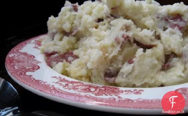 Patate rosse fracassate all'aglio arrosto