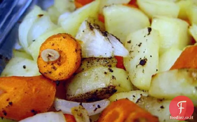 Carote e patate arrostite con cipolla e aglio