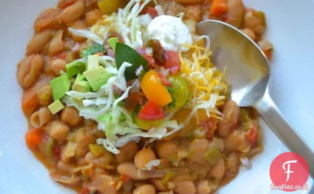 Peperoncino di fagioli bianchi, con mais arrostito e cavolo