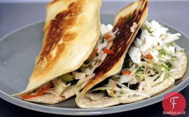 Tacos di fagioli neri croccanti con feta e Slaw