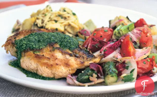 Pollo sotto un mattone con erbe fresche e salsa all'aglio