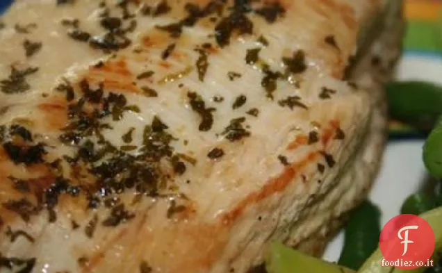 Pollo alla griglia con olio, limone e salsa all'aglio