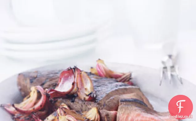 Alla griglia Balsamico-Marinato London Broil con cipolle rosse