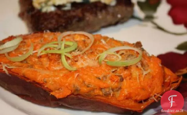 Patate dolci al forno due volte con porri e salsiccia