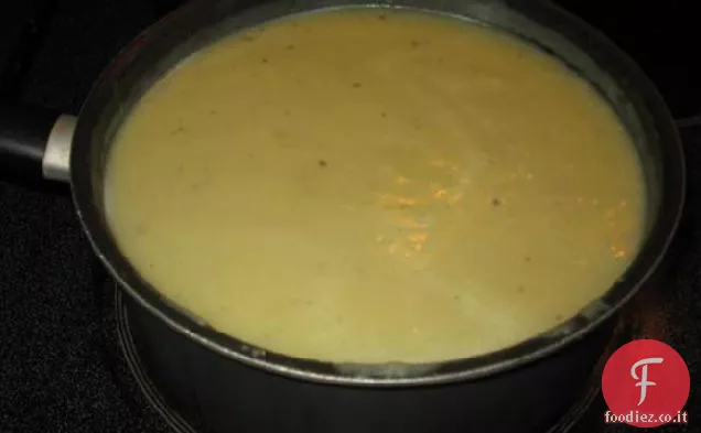 Zuppa perfetta di patate, porri e cipolle con toast di formaggio all'aglio