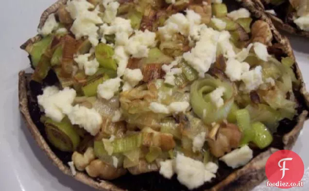 Funghi ripieni con porri, formaggio blu e noci.