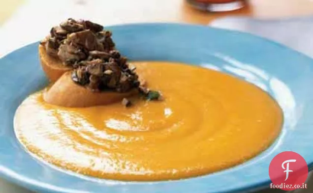 Zuppa di pepe giallo con crostini di funghi selvatici