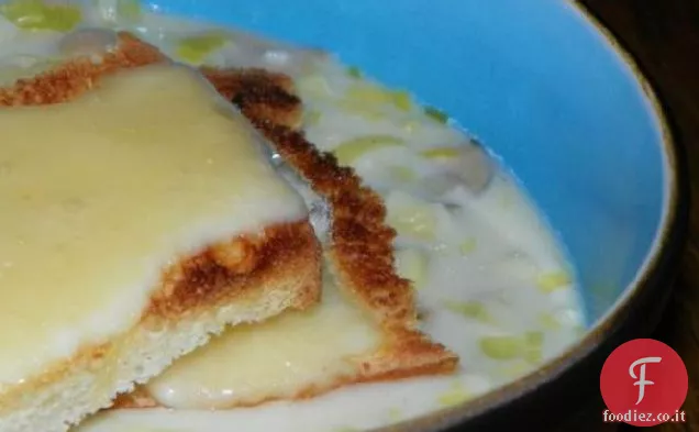 Zuppa di porri con Brie Toast