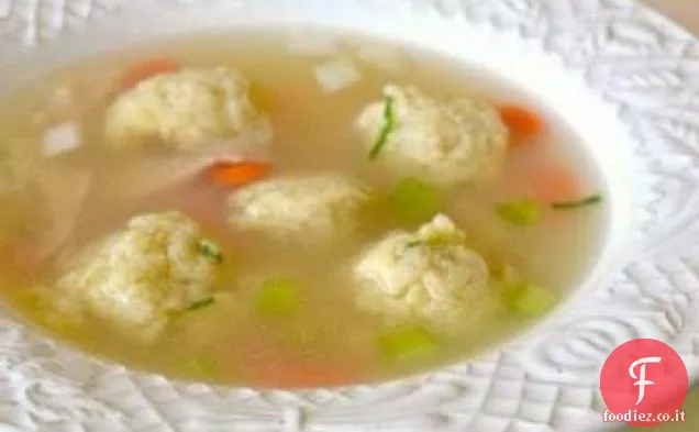 Zuppa di pollo con palline di porro in miniatura-Erba cipollina Matzo