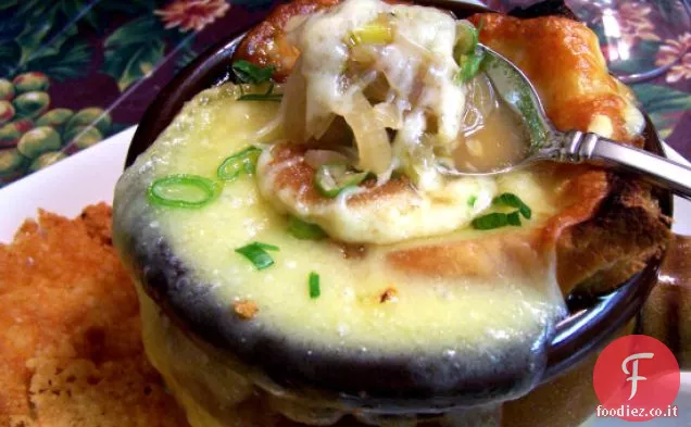 Incredibile zuppa di cipolla e aglio con patatine al formaggio