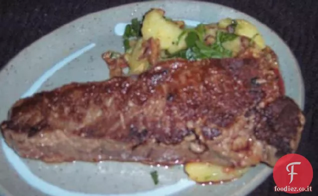 Costata di manzo alla griglia con patate calde, pancetta e porri