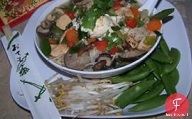 Zuppa di noodle di pollo asiatico