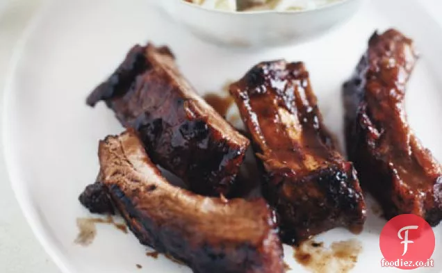 Costine di maiale glassate con salsa di mele al rafano