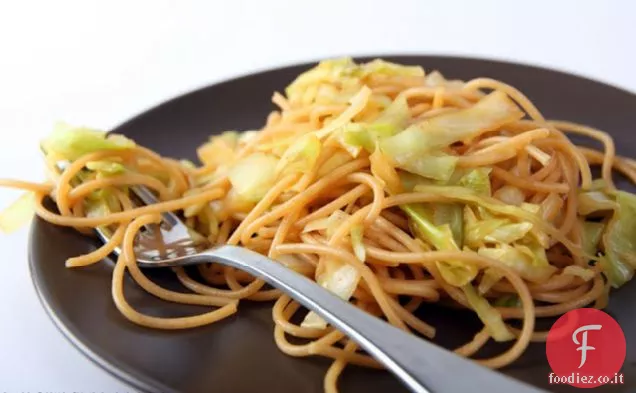 Spaghetti al peperoncino dolce stile asiatico con cavolo