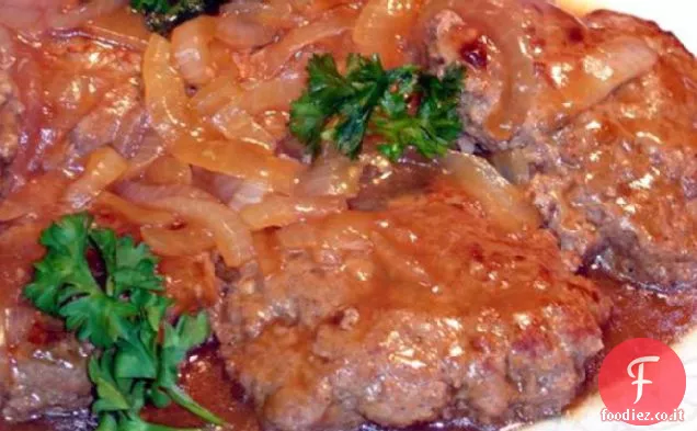 Bistecche e cipolle di hamburger soffocati