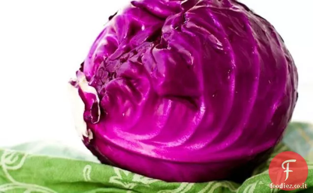 Sopra l'insalata di cavolo arcobaleno con condimento Tahini-limone