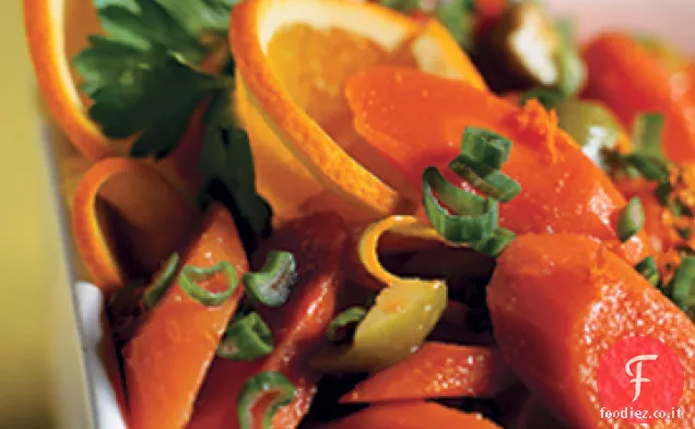 Insalata di carote con arancia, olive verdi e cipolle verdi