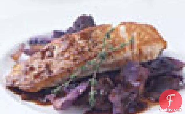 Salmone scottato in padella su cavolo rosso e cipolle con Merlot Gastr