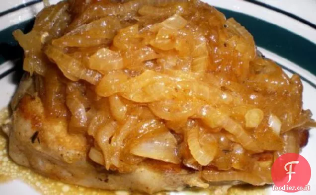 Braciole di maiale soffocato in cipolle caramellate