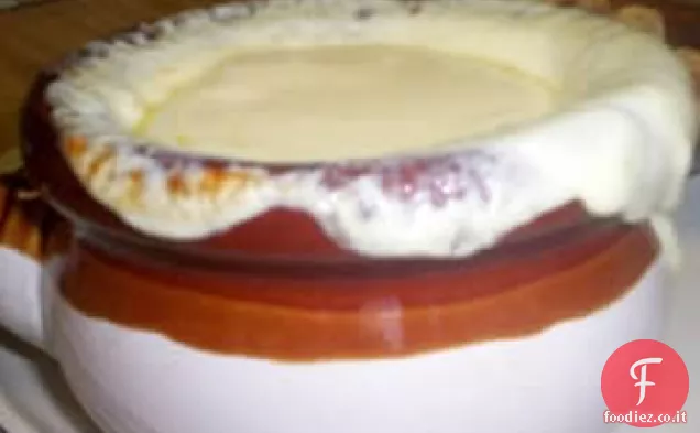 Zuppa di cipolle francese ricca e semplice