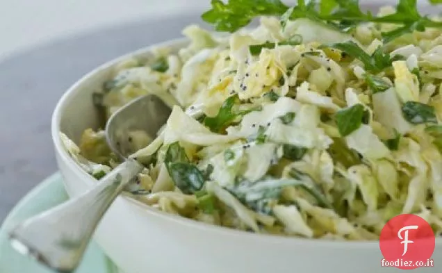 Insalata di cavolo con salsa cremosa di semi di papavero e limone