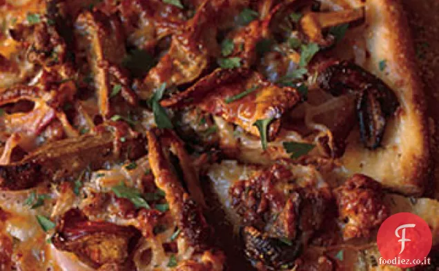 Salsiccia, cipolla rossa e pizza ai funghi selvatici