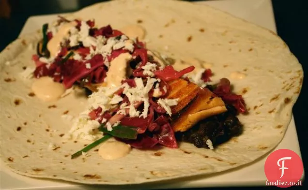 Tacos di salmone scottato con fagioli neri Bbq, cavolo Slaw e Chi