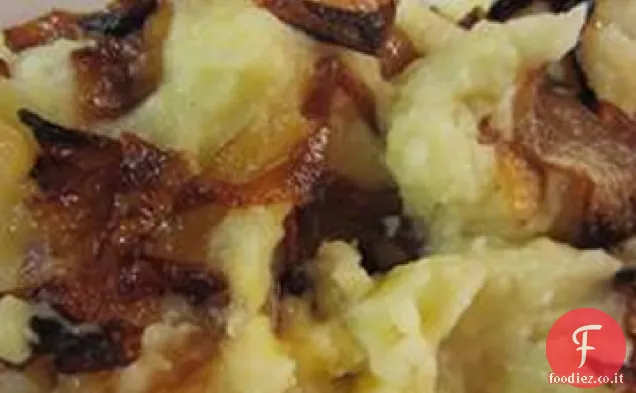 Purè di patate, rutabaga e pastinaca casseruola con cipolle caramellate