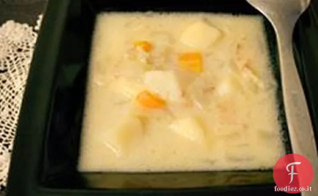 Zuppa abbondante di patate, pancetta e cipolle