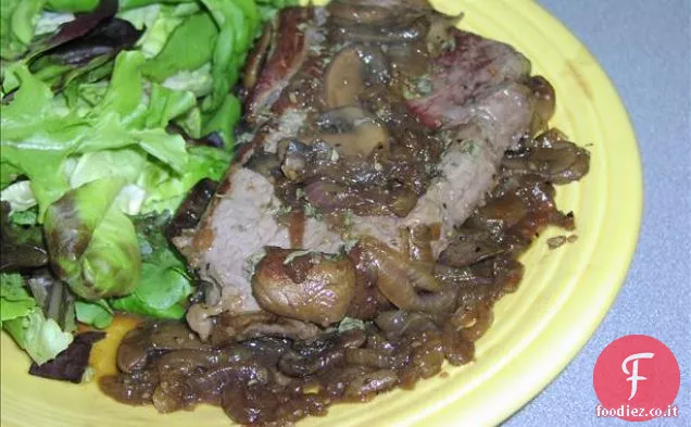 Filetti di manzo con Cognac-Salsa di funghi e cipolle