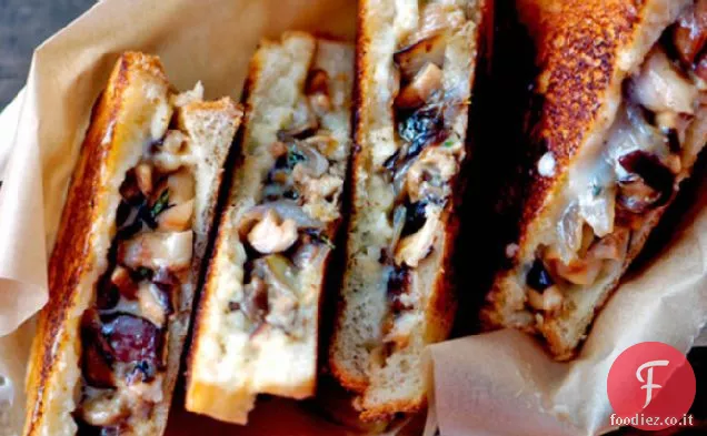 Panini al formaggio grigliato con funghi saltati