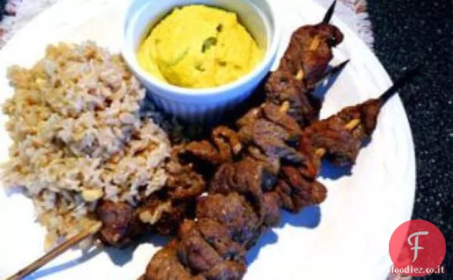 Satay di manzo con salsa di noci di Macadamia