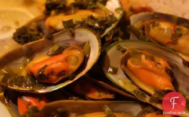 Cozze al vapore in brodo di vino allo zafferano