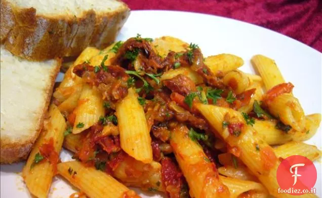 Pollo con fagioli neri sulla pasta