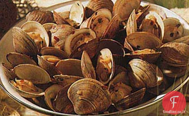Vongole al vapore e aragosta con burro di scalogno, mais, salsicce e patate
