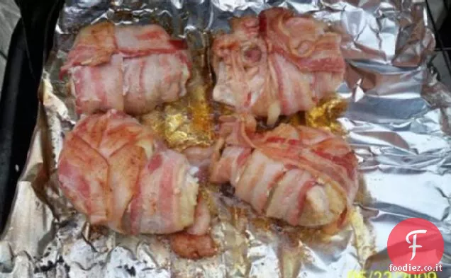 Cosce di pollo avvolte con pancetta ripiene e grigliate